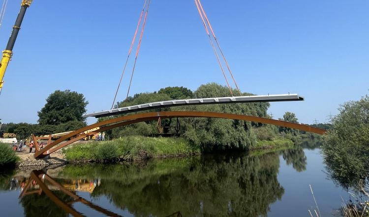 Neue Fuß- und Radwegbrücke über die Ems kurz vor Fertigstellung