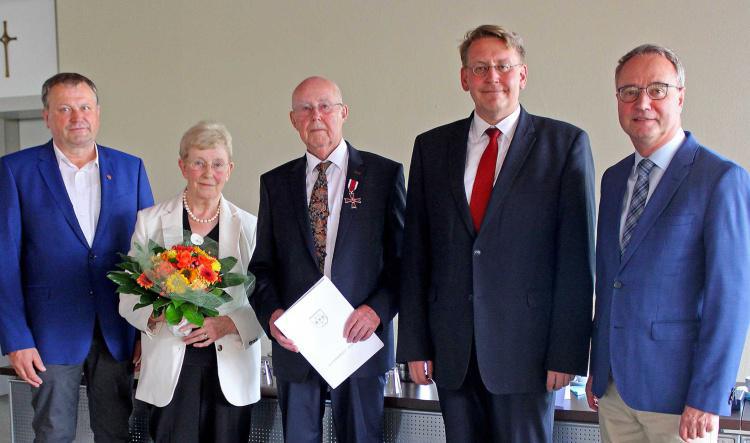 Land ehrt Wilhelm Menke aus Haren mit Verdienstkreuz am Bande