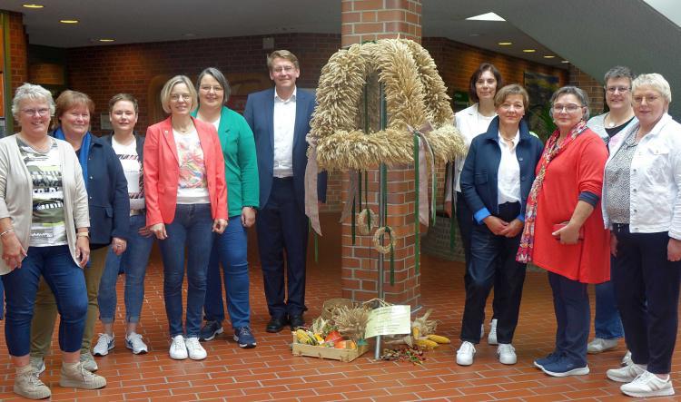 Erntekrone aus Getreideähren schmückt Kreishaus – Kreislandfrauenverbände übergeben Tradition