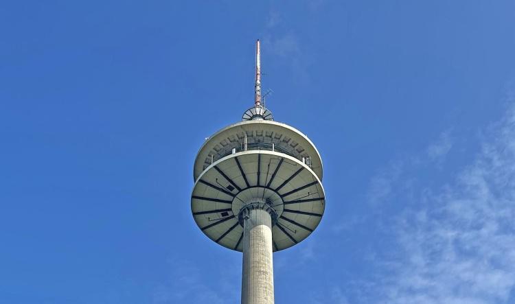 Arbeiten am Fernmeldeturm Lingen-Schepsdorf: Turmspitze wird mit Spezialkran abgebaut