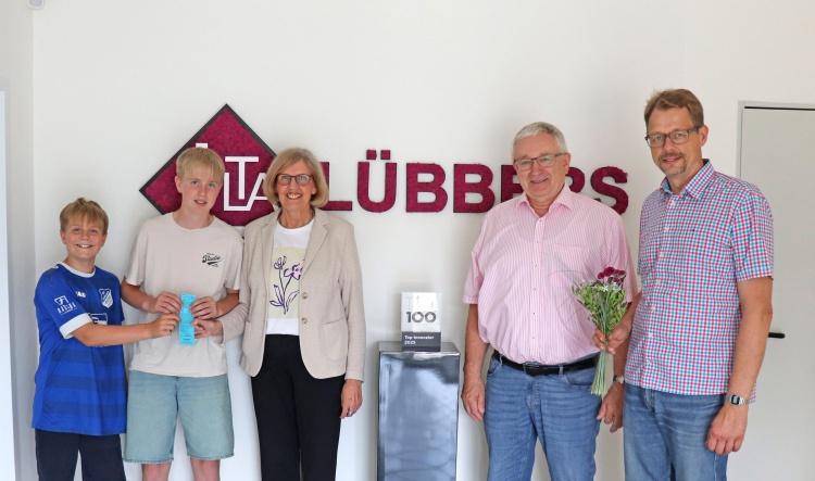 Nachbarjungs bringen Glück: Waltraud Lübbers gewinnt 4.000 Euro bei Emsland Sport Tombola