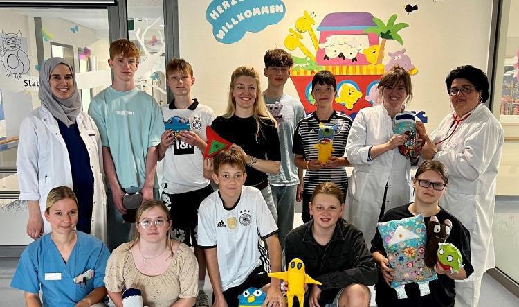 Selbstgenähte Sorgenfresser bringen Trost in die Boni-Kinderklinik