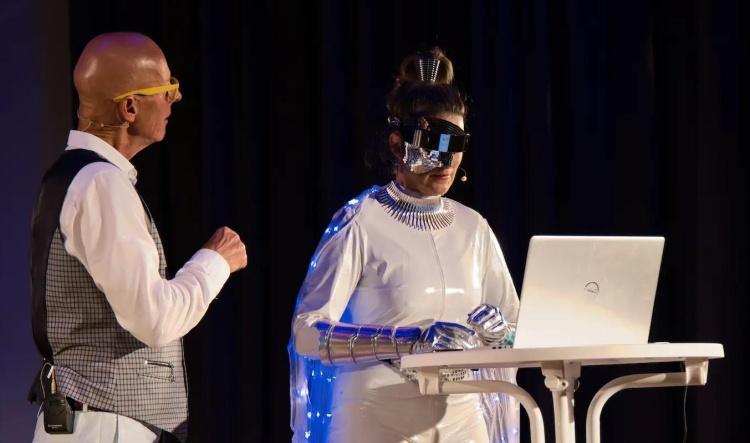 „Das menschliche Programm“: Theater-Show über Künstliche Intelligenz