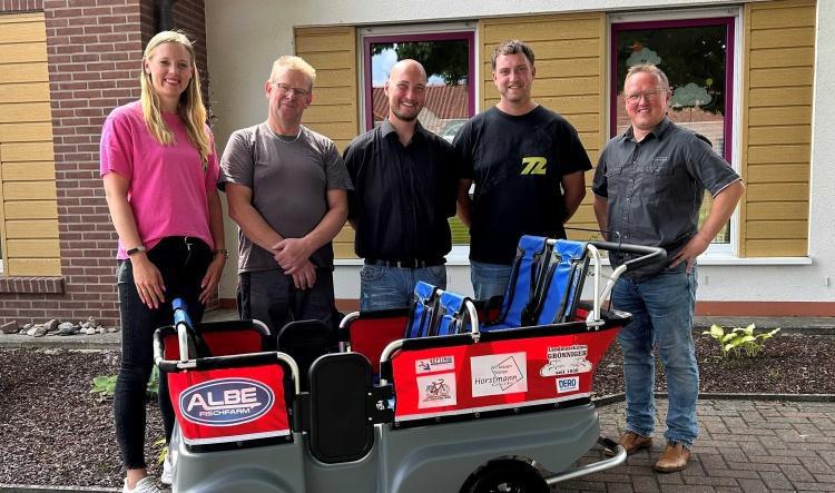 Neue Mobilität für die Kleinsten: Mäusegruppe der Kita St. Johannes Rütenbrock erhält Krippenwagen