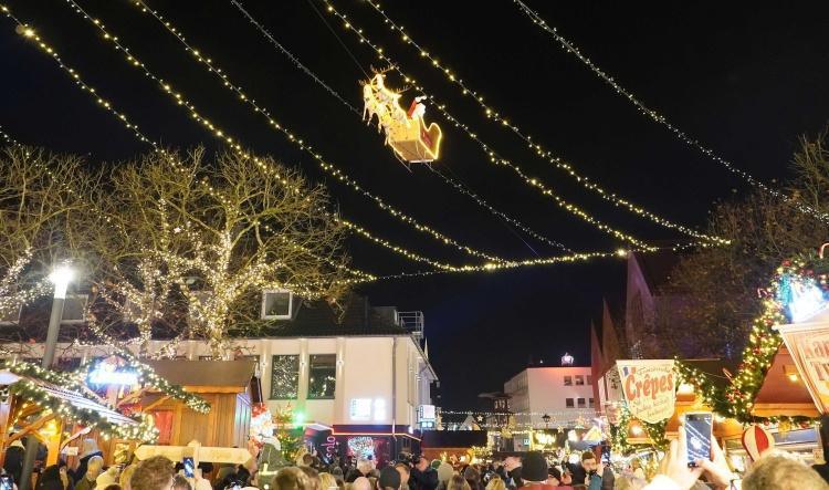 Premiere für den fliegenden Weihnachtsmann auf dem Lingener Weihnachtsmarkt