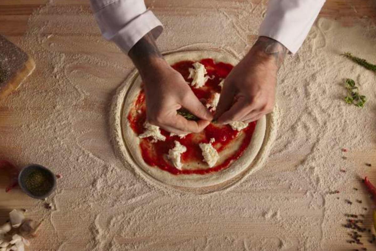 Mani in pasta L’ARTE DELLA PIZZA Mani in pasta L’ARTE DELLA PIZZA