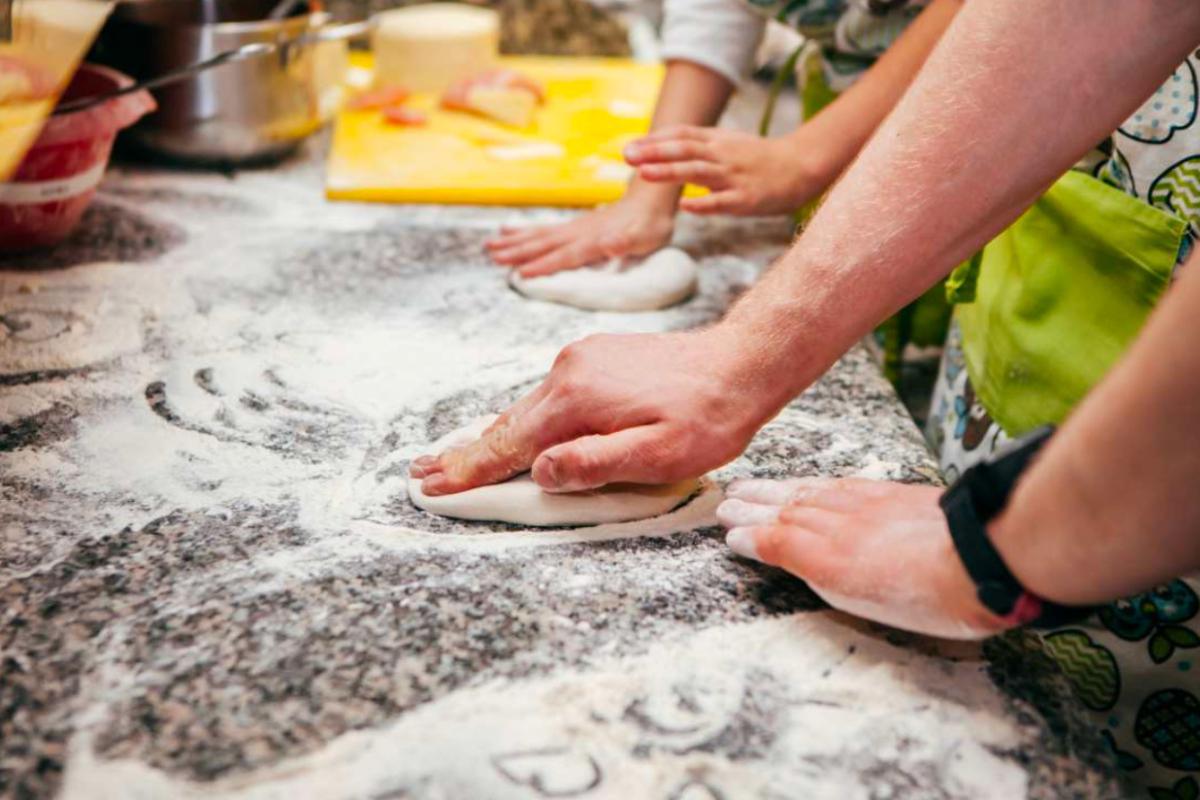 Mani in pasta L’ARTE DELLA PIZZA