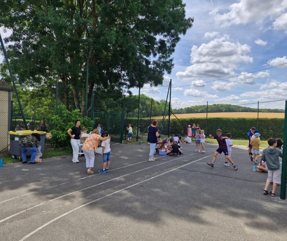 UN AIR DE VACANCES À LA MAIRIE ET L'ÉCOLE