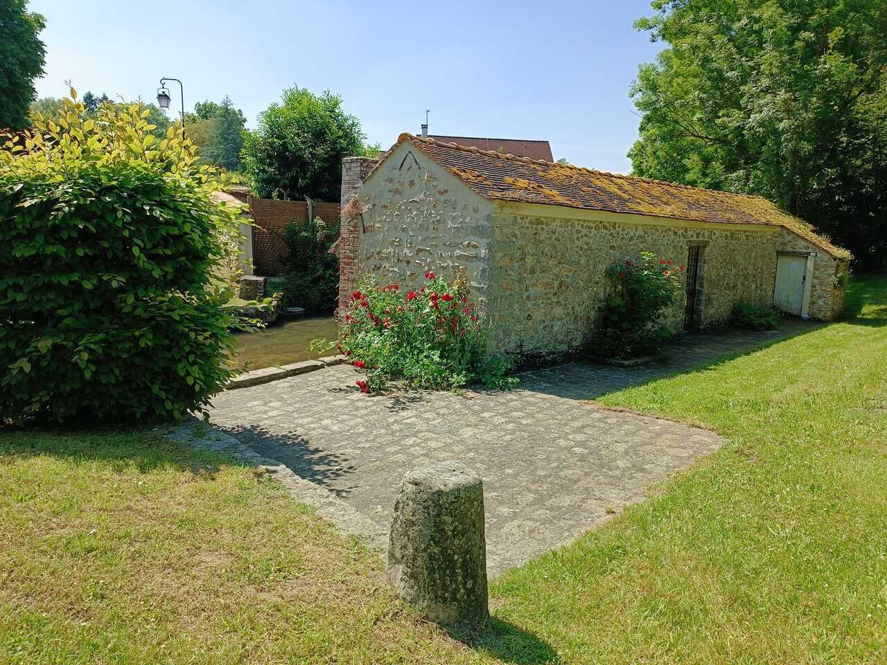 Lavoir de Saint-Sauveur rue d'Etrelles 