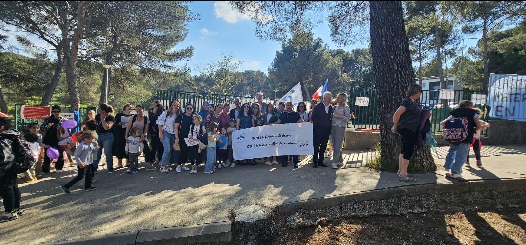 La FCPE était devant l'école maternelle canto perdrix aux côtés des parents d'élèves qui demandent l'ouverture d'une classe alors que les prévisions pour la rentrée prochaine sont de 31,75 par classe !!! Nous irons jusqu'au bout du combat ave