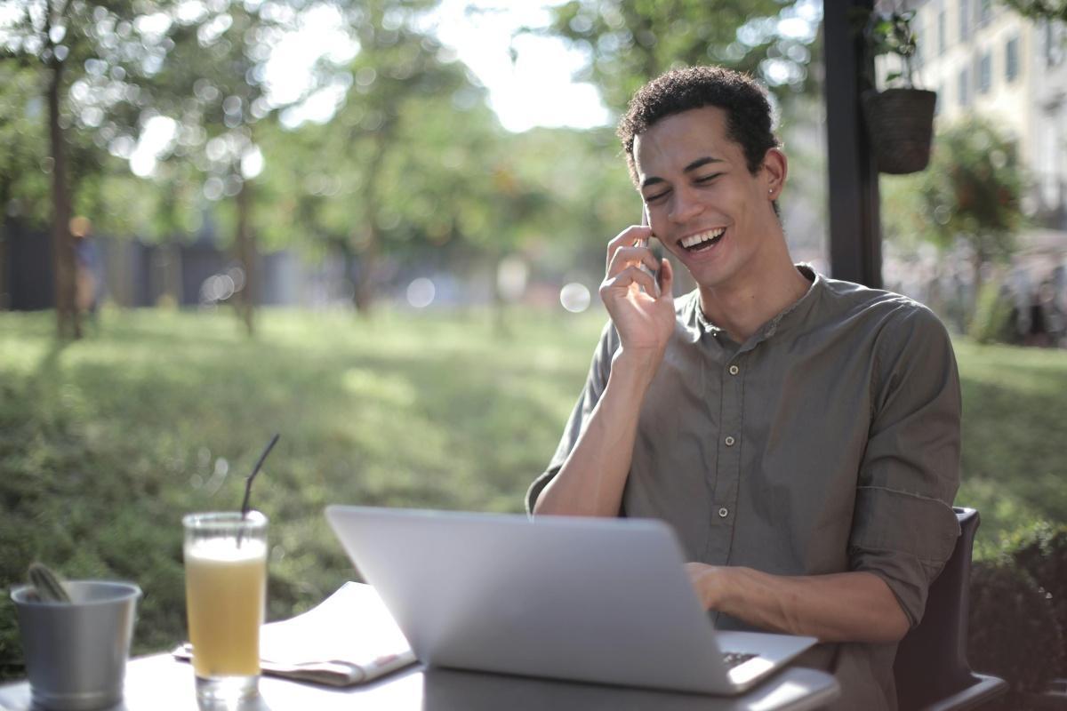 Télétravail d’été : droit ou tolérance ? Ce que dit la loi