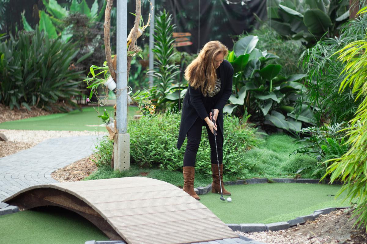 Indoor adventure minigolf