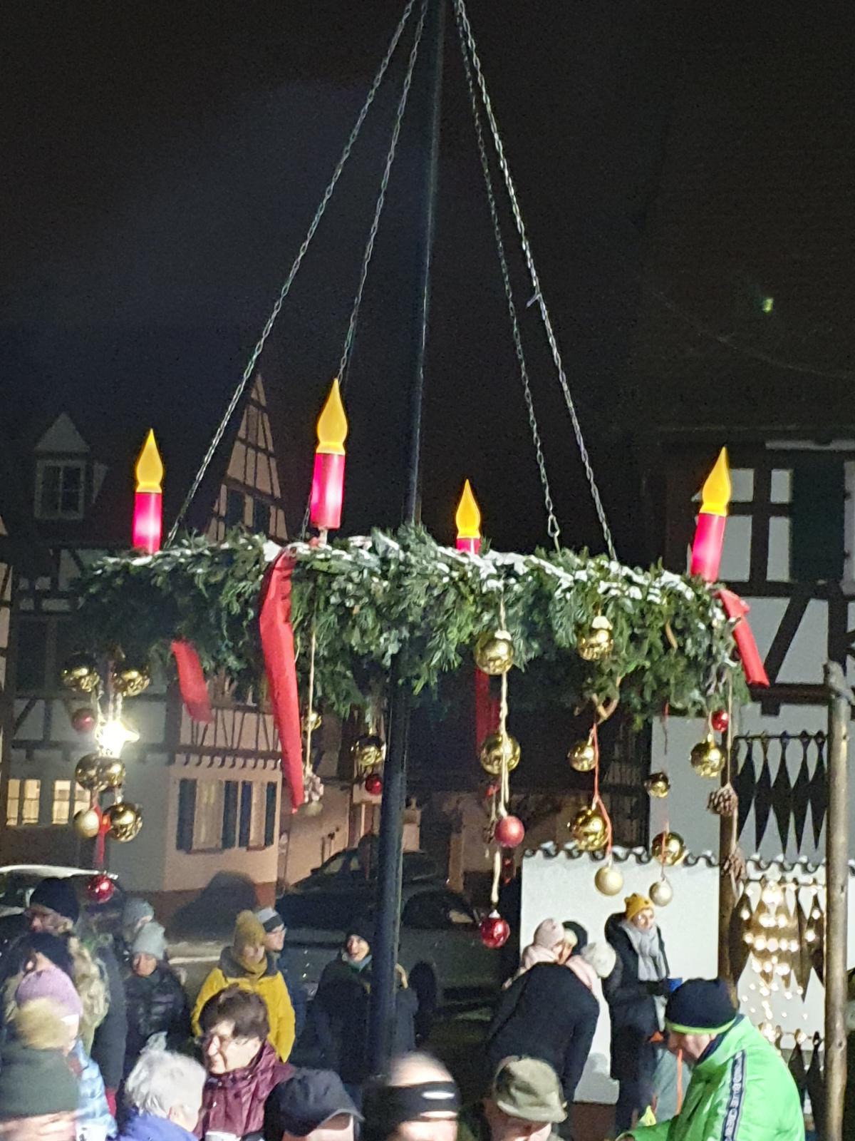 Anzünden der 3. Kerze am Dorfbrunnen