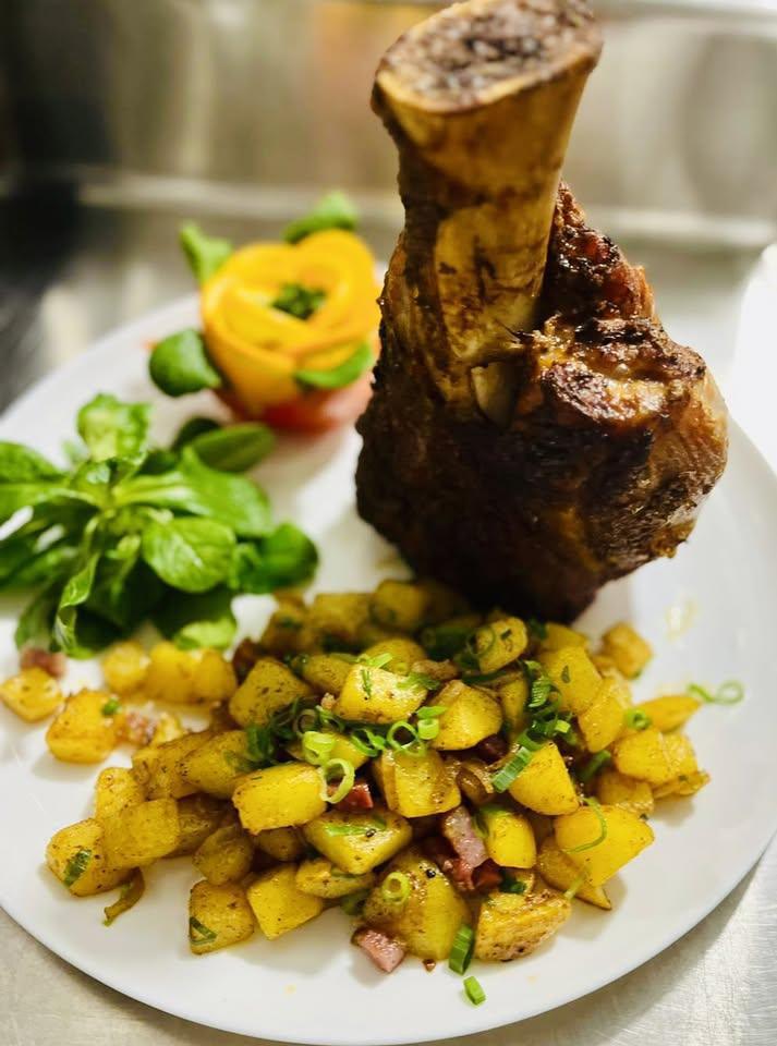 1.200 g🍖 XXL Kalbshaxe gegrillt - beim Michel im 🌲Wintergarten