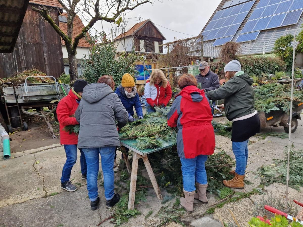 Adventskranz binden für den Dorfplatz