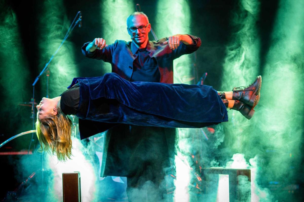 Im Restaurant Duwakschopp: Die Magic Dinner Show von Magier Ralf Gagel Im Restaurant Duwakschopp: Die Magic Dinner Show von Magier Ralf Gagel