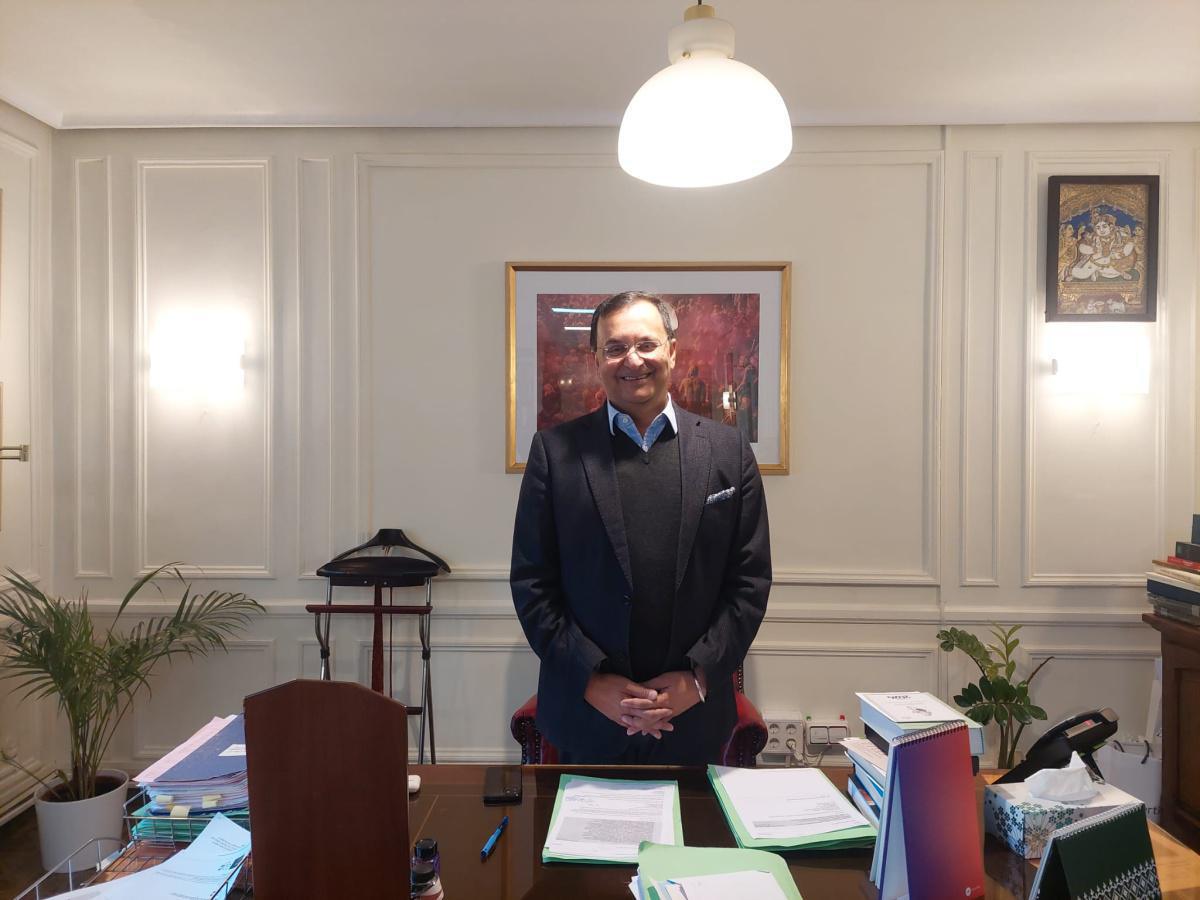 Tejiendo Alianzas: Embajador de la India Sr. Dinesh K. Patnaik Aborda los Pilares de la Relación con España Tejiendo Alianzas: Embajador de la India Sr. Dinesh K. Patnaik Aborda los Pilares de la Relación con España