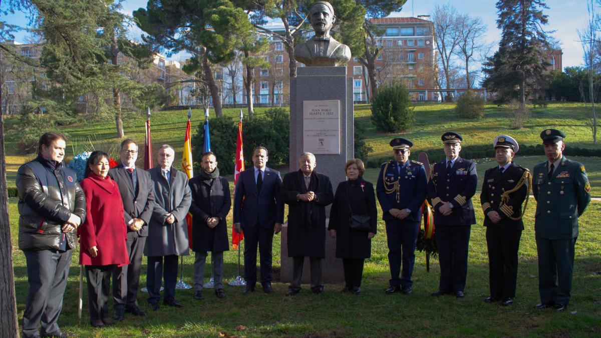 Embajada Dominicana en España Rinde Honores a Juan Pablo Duarte en una Solemne Ofrenda Floral