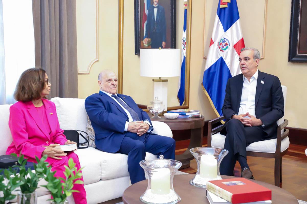 El presidente de República Dominicana, Luis Abinader y el embajador Juan Bolívar Díaz destacan la gran labor desempeñada por Don Pedro Álvarez Pastor
