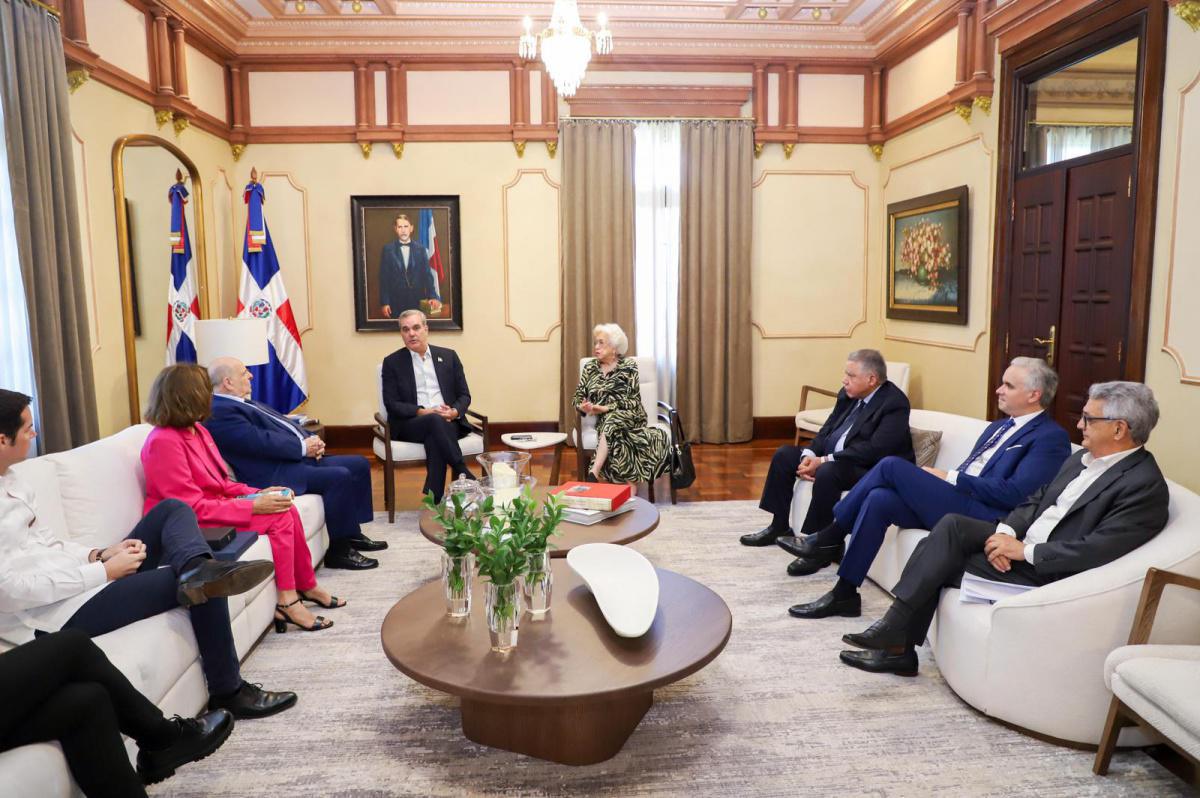 El presidente de República Dominicana, Luis Abinader y el embajador Juan Bolívar Díaz destacan la gran labor desempeñada por Don Pedro Álvarez Pastor El presidente de República Dominicana, Luis Abinader y el embajador Juan Bolívar Díaz destacan la gran labor desempeñada por Don Pedro Álvarez Pastor