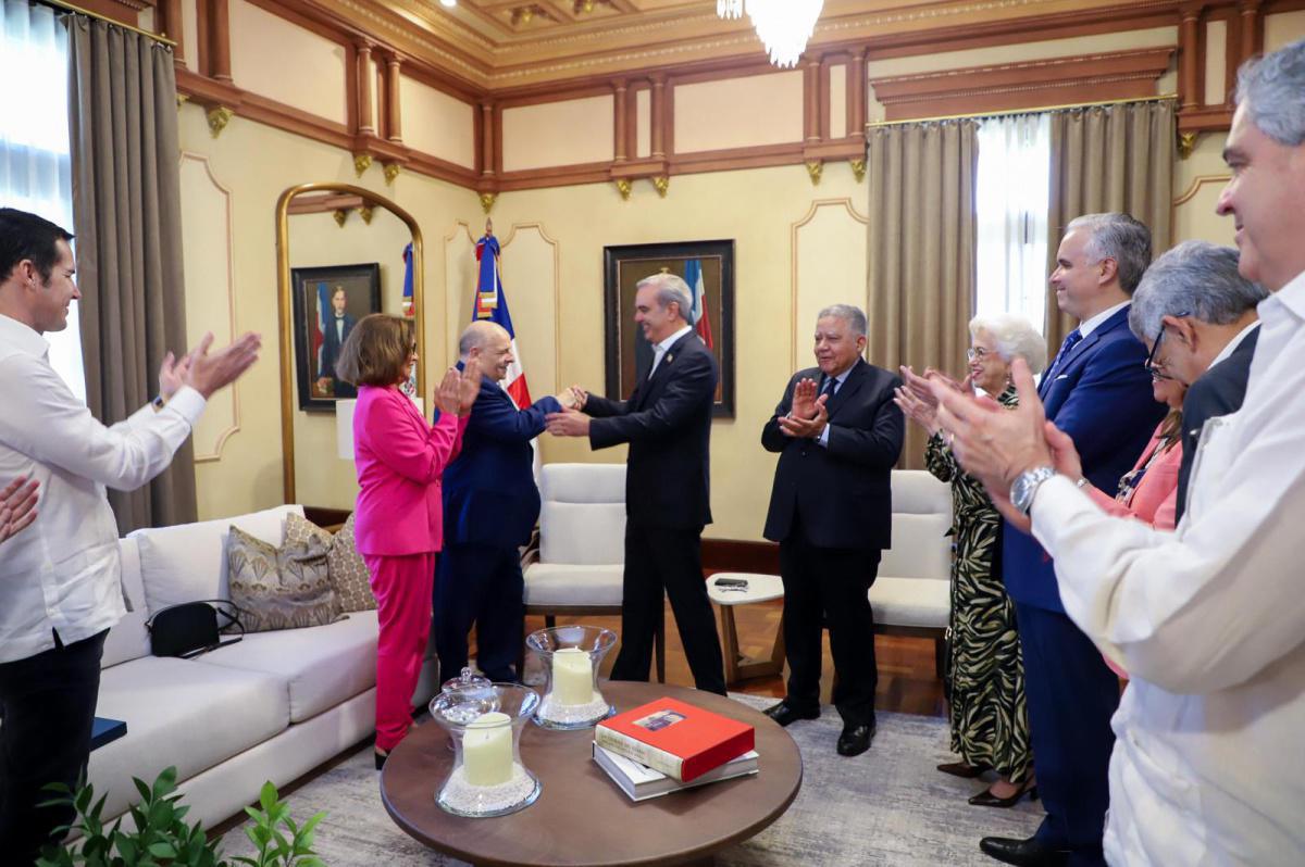 El presidente de República Dominicana, Luis Abinader y el embajador Juan Bolívar Díaz destacan la gran labor desempeñada por Don Pedro Álvarez Pastor El presidente de República Dominicana, Luis Abinader y el embajador Juan Bolívar Díaz destacan la gran labor desempeñada por Don Pedro Álvarez Pastor