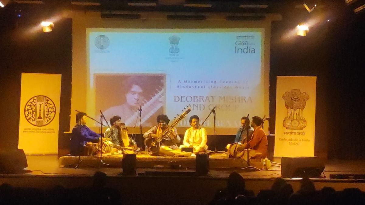 Melodías del Ganges: Un Viaje Sonoro desde Benarés hasta España Melodías del Ganges: Un Viaje Sonoro desde Benarés hasta España