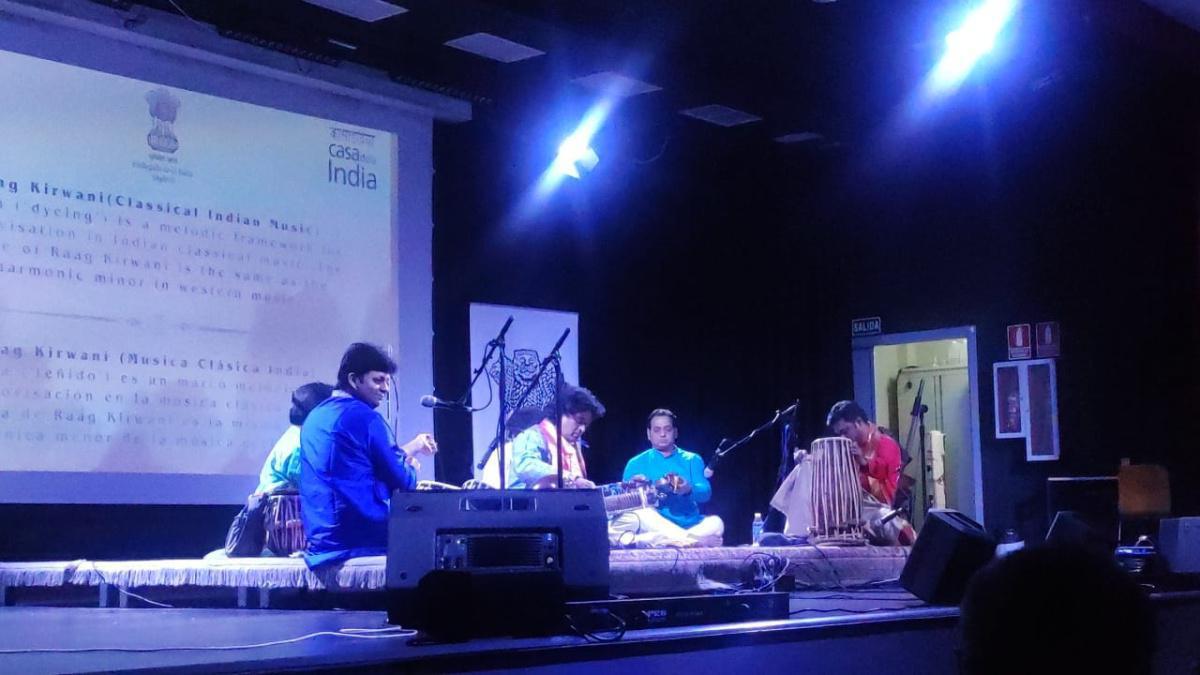 Melodías del Ganges: Un Viaje Sonoro desde Benarés hasta España Melodías del Ganges: Un Viaje Sonoro desde Benarés hasta España