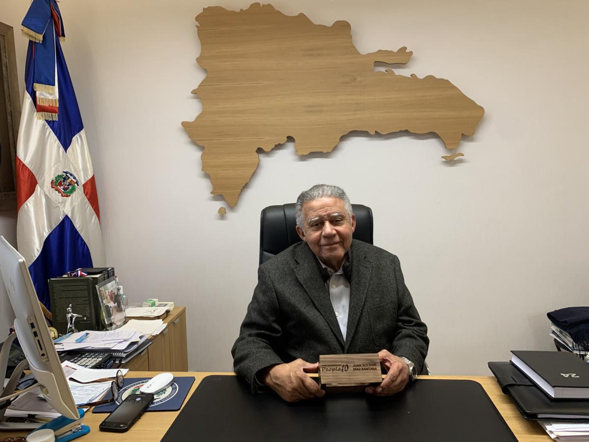 El Embajador de República Dominicana Juan Bolívar Díaz Recibe el Premio PEOPLE 10 por su Compromiso con la Igualdad de Género y la Diversidad Cultural El Embajador de República Dominicana Juan Bolívar Díaz Recibe el Premio PEOPLE 10 por su Compromiso con la Igualdad de Género y la Diversidad Cultural