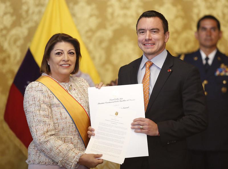 Daniel Noboa condecora a la Embajadora Wilma Andrade con la Orden Nacional al Mérito en el grado de Gran Cruz por su labor diplomática en España 