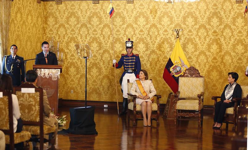 Daniel Noboa condecora a la Embajadora Wilma Andrade con la Orden Nacional al Mérito en el grado de Gran Cruz por su labor diplomática en España 