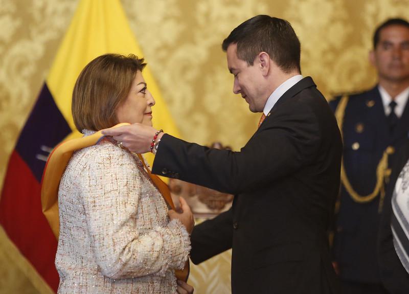 Daniel Noboa condecora a la Embajadora Wilma Andrade con la Orden Nacional al Mérito en el grado de Gran Cruz por su labor diplomática en España 