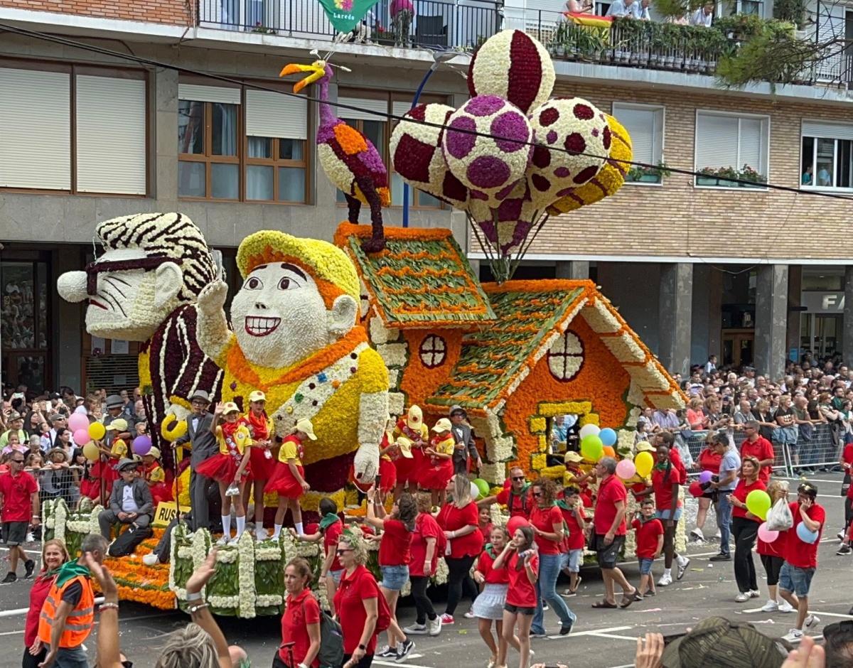 La Batalla de las Flores de Laredo se consolida como fiesta internacional
