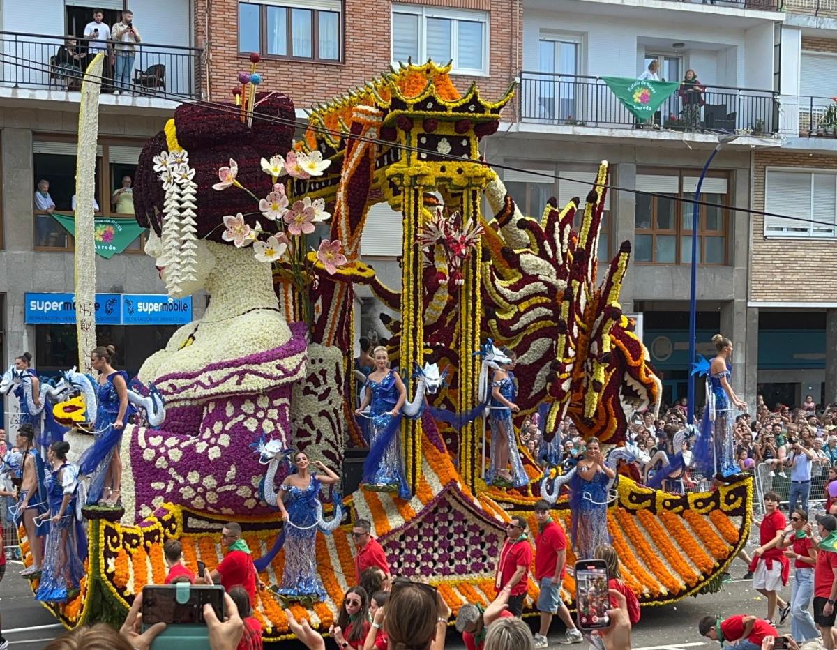 La Batalla de las Flores de Laredo se consolida como fiesta internacional La Batalla de las Flores de Laredo se consolida como fiesta internacional