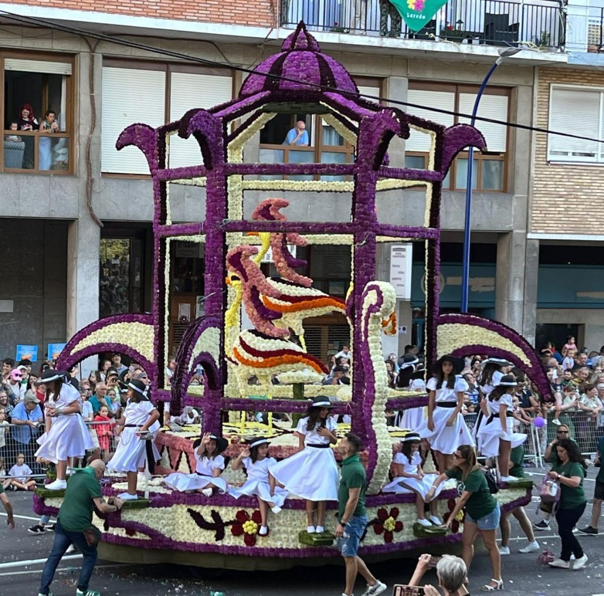 La Batalla de las Flores de Laredo se consolida como fiesta internacional La Batalla de las Flores de Laredo se consolida como fiesta internacional