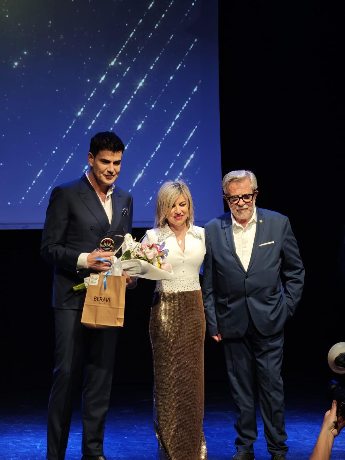 Triunfa de nuevo el periodista José Aguilar con la segunda edición de los Premios La Terraza. Triunfa de nuevo el periodista José Aguilar con la segunda edición de los Premios La Terraza.
