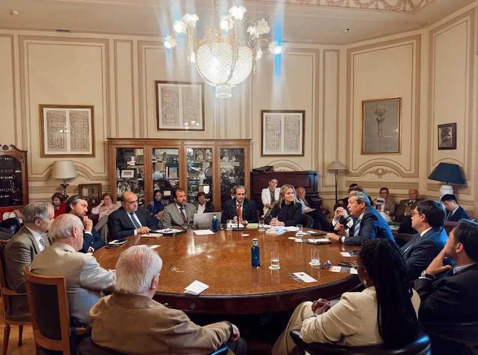Laura González Escallada protagoniza en el Real Casino de Madrid el debate sobre el futuro de las relaciones China–Iberoamérica Laura González Escallada protagoniza en el Real Casino de Madrid el debate sobre el futuro de las relaciones China–Iberoamérica