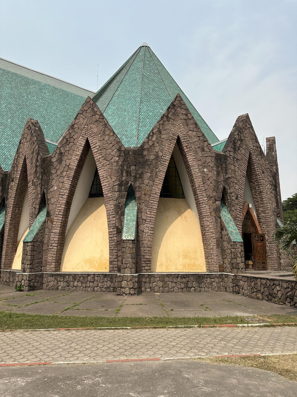 La Basilique Sainte Anne du Congo La Basilique Sainte Anne du Congo
