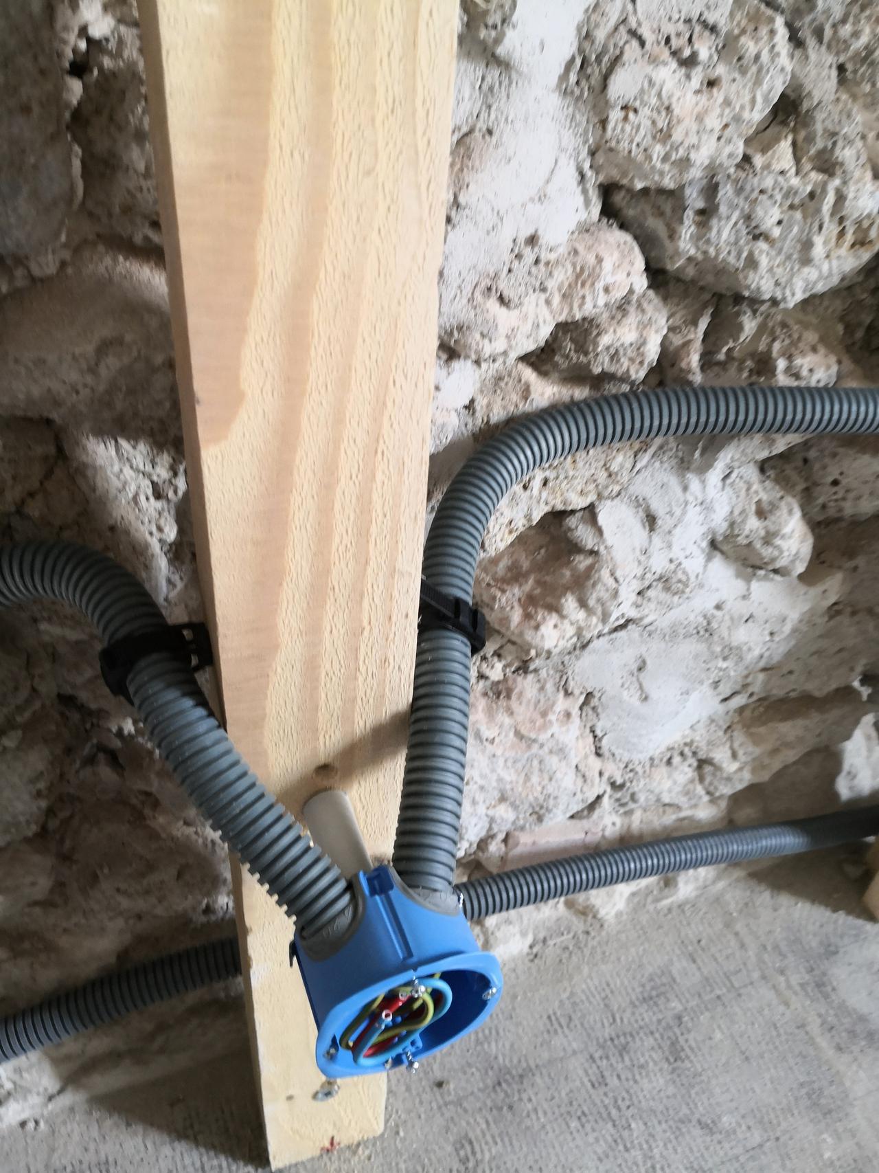 installation-reseaux-electrique-1