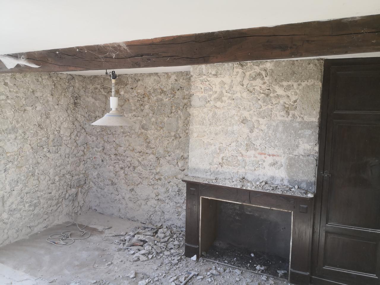 déjointage-de-murs-avant-ragréage-et-isolation-thermique-chaux-et-chanvre-1