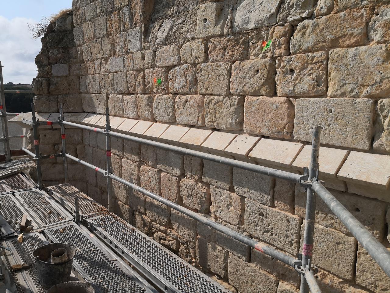 maconnerie-de-la-pierre-remplacement-de-glacis-en-facade