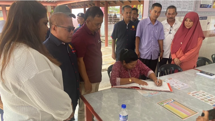 Program Pemberian Bakul Makanan kepada Mangsa Banjir di Kelantan dan Terengganu