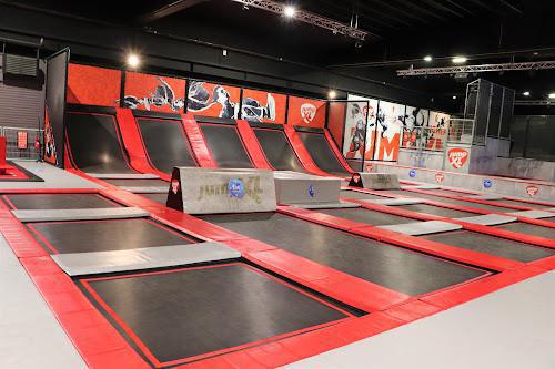 Trampoline Park You Jump à petite forêt