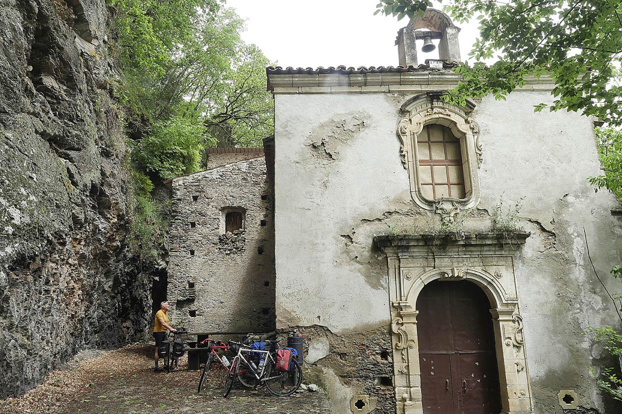 Sentiero verso la chiesa della Madonna delle Timpe, Scigliano (CS), Calabria, Italia