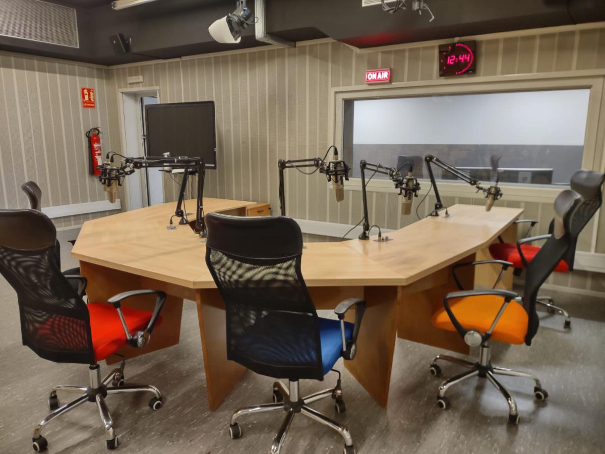 La Universitat Rovira i Virgili renueva el estudio de radio del Dept. de Estudios de Comunicación La Universitat Rovira i Virgili renueva el estudio de radio del Dept. de Estudios de Comunicación