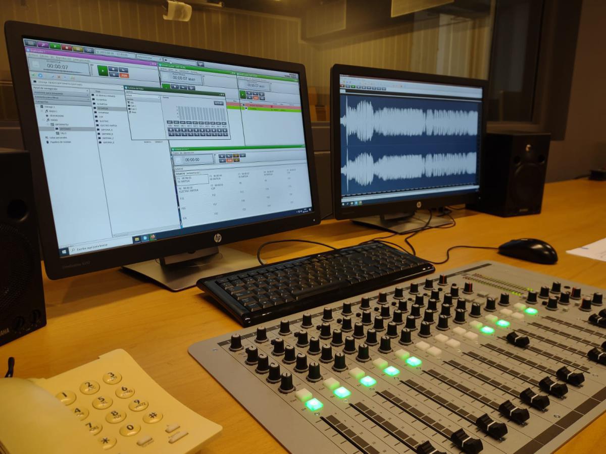 La Universitat Rovira i Virgili renueva el estudio de radio del Dept. de Estudios de Comunicación La Universitat Rovira i Virgili renueva el estudio de radio del Dept. de Estudios de Comunicación