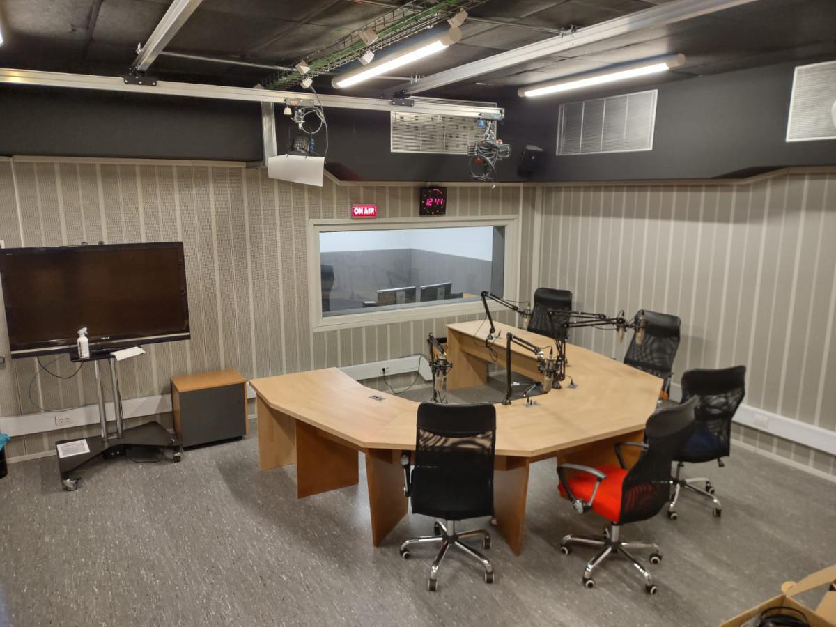 La Universitat Rovira i Virgili renueva el estudio de radio del Dept. de Estudios de Comunicación La Universitat Rovira i Virgili renueva el estudio de radio del Dept. de Estudios de Comunicación