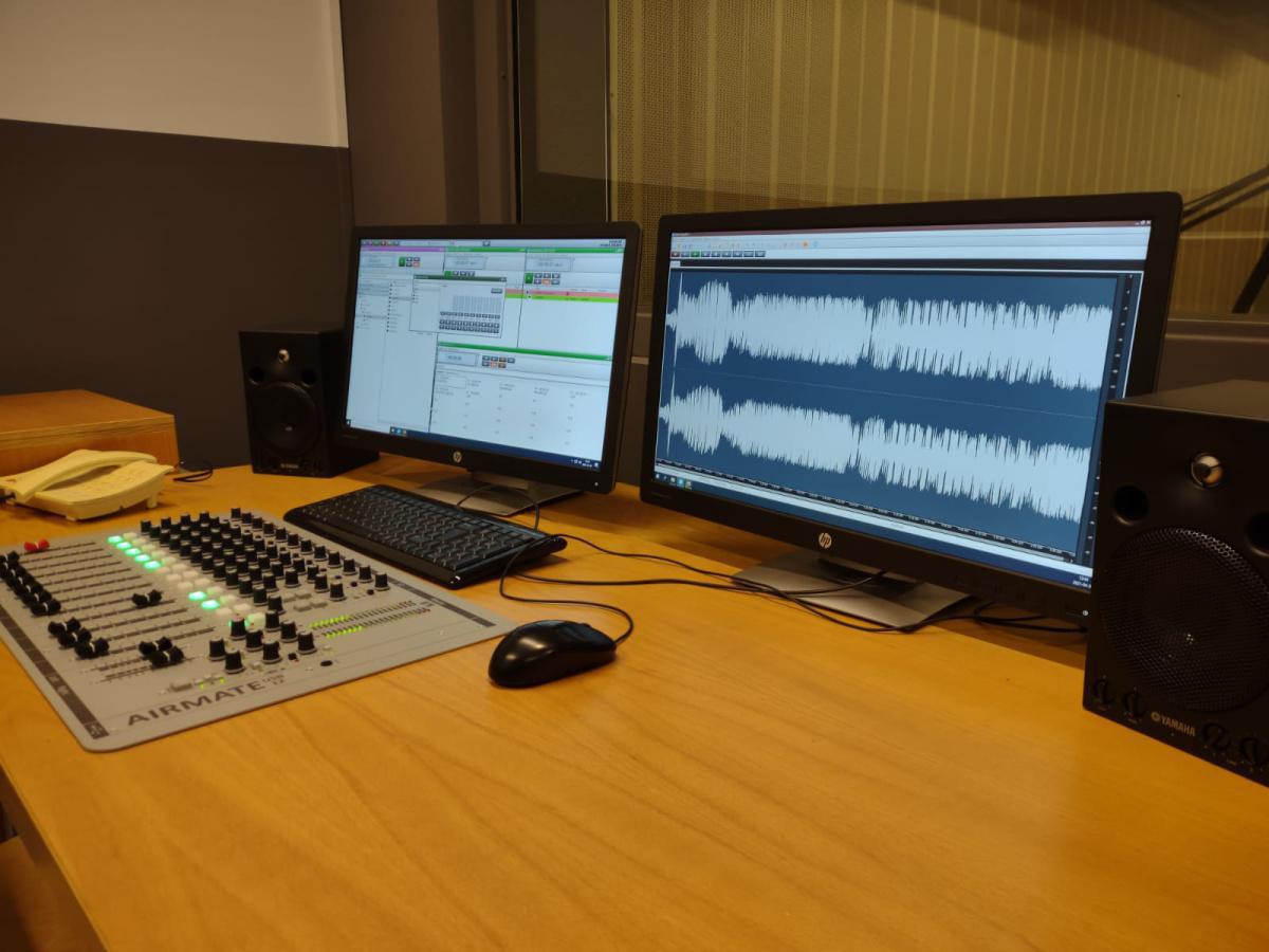 La Universitat Rovira i Virgili renueva el estudio de radio del Dept. de Estudios de Comunicación La Universitat Rovira i Virgili renueva el estudio de radio del Dept. de Estudios de Comunicación