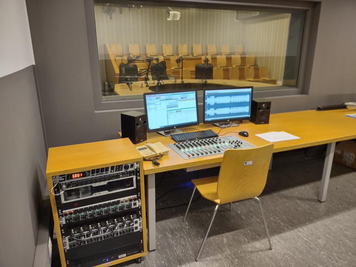 La Universitat Rovira i Virgili renueva el estudio de radio del Dept. de Estudios de Comunicación La Universitat Rovira i Virgili renueva el estudio de radio del Dept. de Estudios de Comunicación
