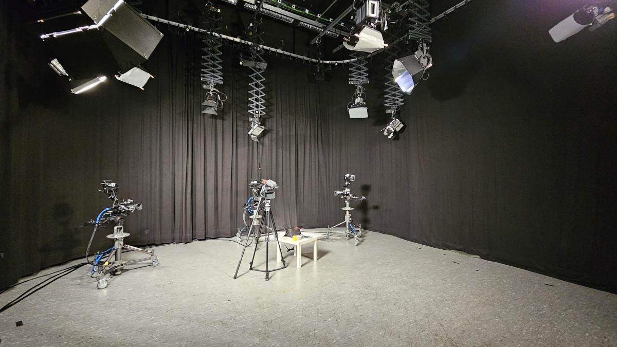 El Departamento de Estudios de Comunicación de la Universidad Rovira i Virgili en Tarragona mejora el plató e incorpora nuevos avances tecnológicos El Departamento de Estudios de Comunicación de la Universidad Rovira i Virgili en Tarragona mejora el plató e incorpora nuevos avances tecnológicos