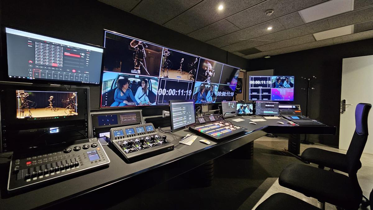 El Departamento de Estudios de Comunicación de la Universidad Rovira i Virgili en Tarragona mejora el plató e incorpora nuevos avances tecnológicos El Departamento de Estudios de Comunicación de la Universidad Rovira i Virgili en Tarragona mejora el plató e incorpora nuevos avances tecnológicos